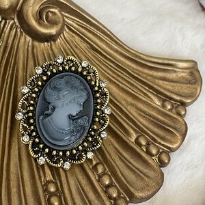 🛍️2/$30 Vintage-Inspired Lady Black and Gray Cameo Brooch